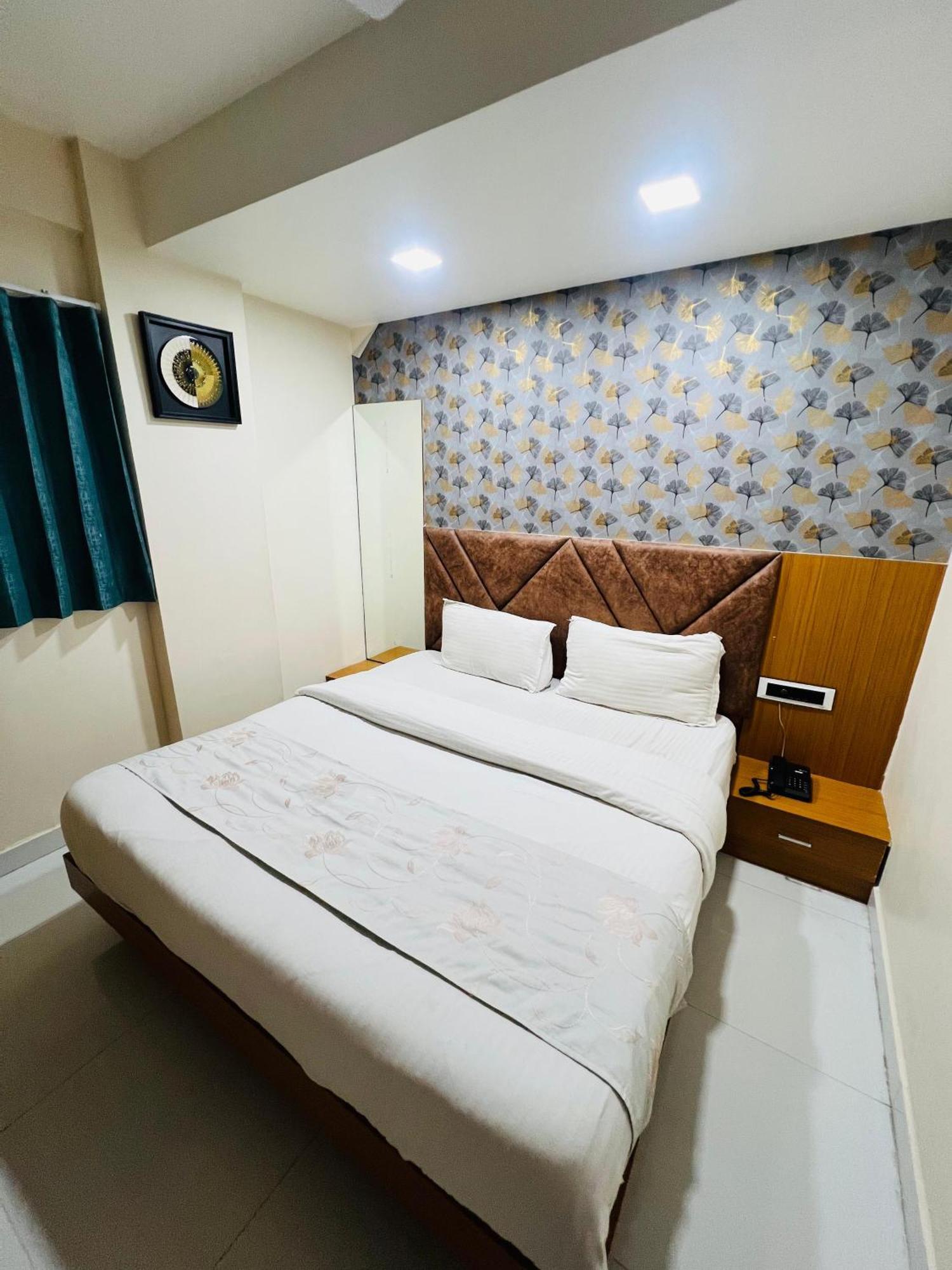 Hotel Exotic アーメダバード エクステリア 写真