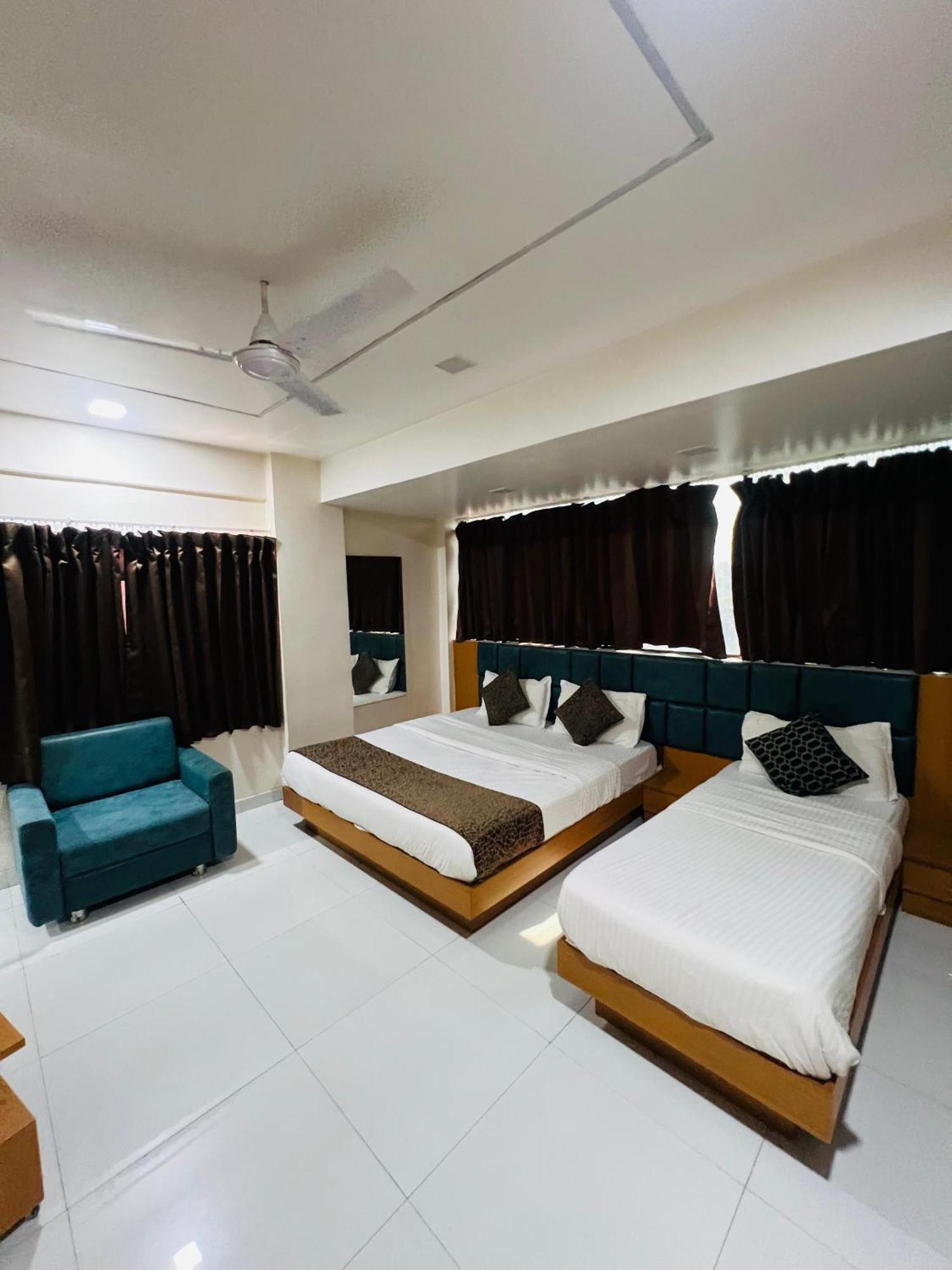 Hotel Exotic アーメダバード エクステリア 写真