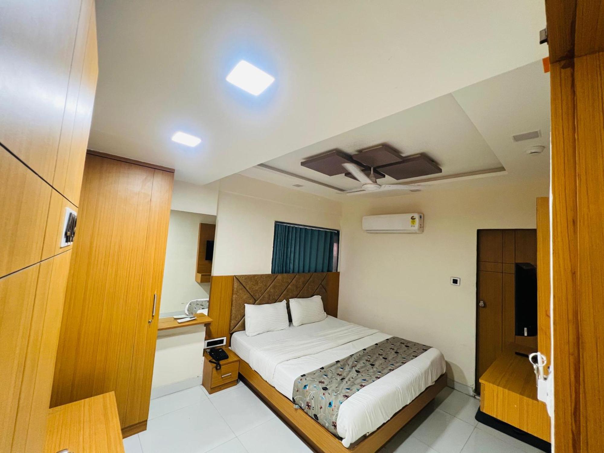 Hotel Exotic アーメダバード エクステリア 写真